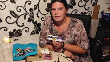 Ein Paket mit leeren Versprechungen: Jessica Hackenburg hat ihren Sohn für einen Karatekurs in Nordhorn angemeldet, der jedoch nicht stattfand.