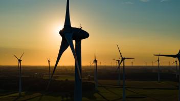 Windenergie Windkraftanlagen sind im Licht der niedrig stehenden Sonne in einem Windpark zu sehen. Wohnste Niedersachsen