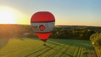 Direkt am Klinikum am Finkenhügel landete ein Heißluftballon der Firma Aeroballonsport in Oerlinghausen.