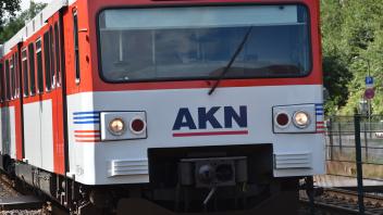 Zug der AKN auf der Linie A1 fährt in Quickborner Bahnhof ein