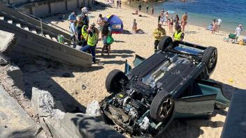 Australierin übt Einparken - Auto prallt auf vollbesetzten Strand