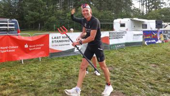 Die Freude des Siegers: Dominik Ramin ist zum dritten Mal  „Last Man standing“ beim Devil’s Loop im Langenberger Forst. 