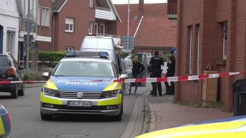 In Quakenbrück soll ein Mann zwei Frauen angegriffen und eine davon mit einem Messer lebensgefährlich verletzt haben.