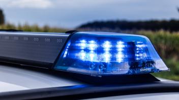Melle, Deutschland 18. September 2023: Ein Einsatzfahrzeug, Streifenwagen, der Polizei mit Blaulicht an einem Unfallort.