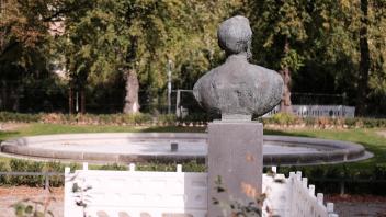 Paul Pogges Bronzeabbild steht wieder im Rosengarten. Jedoch wurde das umstrittene Denkmal baulich kaum verändert.