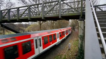 Die S1 auf der Fahrt von Wedel nach Hamburg-Rissen: Weite Teile der Strecke zwischen der Rolandstadt und Hamburg-Blankenese sind eingleisig. Damit ist ein durchgehender 10-Minuten-Takt nicht möglich. 