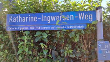 In Deezbüll gibt es den Katharine-Ingwersen-Weg, benannt nach einer friesischen Dichterin und Lehrerin.