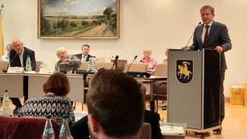 Oberbürgermeister Rico Badenschier stellte sich in der Sitzung der Stadtvertreter der Kritik an seinen Entscheidungen.