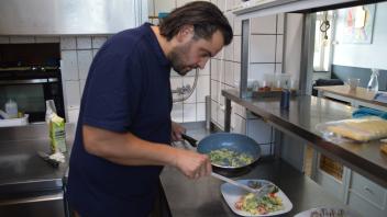 Michel Helmchen vom Restaurant „Tauwerk“ am Yachthafen des ASC in Kappeln zeigt zwei herbstliche Menüs, die sich ganz einfach nachkochen lassen.