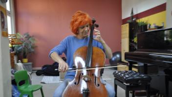 Laila Kannina Rozenbaha unterrichtet Cello.