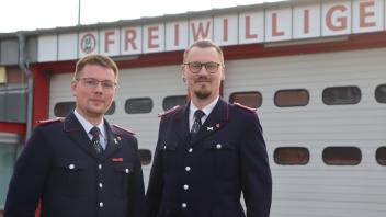 Florian Neumann (links) und Christopher Lindenau bilden den neuen Vorstand des Spielmannszugs der Freiwilligen Feuerwehr Appen. 