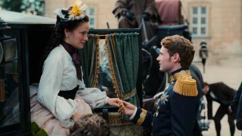 So verliebt: Sisi (Devrim Lingnau) und ihr Franz (Philip Froissant) in historischer Kulisse.