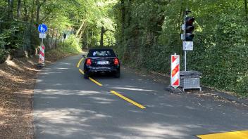 Der provisorische Gehweg wurde bereits markiert, die Ampel ist jedoch noch ausgeschaltet.