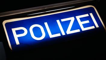 Polizei Schild leuchtet nachts vor einer Polizeistation, Überlingen, September 2023 Deutschland, Überlingen, September 2