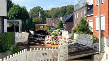 An der Ecke Stinnhorn/Hauptstraße hatte die Freiwillige Feuerwehr Halstenbek alle Hände voll zu tun, nachdem an der Baustelle eine Gasleitung versehentlich beschädigt worden war.