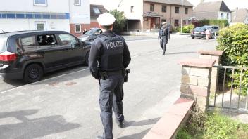 Polizei in Neumünster. Vor der Grundschule in Wittorf nahmen die Polizisten Radfahrer und Elterntaxis ins Visier.