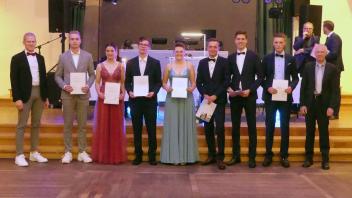 Die Prüfungsbesten bei der Lossprechung in Lingen waren Maren Roelofs (Hauswirtschaft), Marco Pünt (Landwirt), Mathis Robben (Landwirt), Jonas Schulte-Weß (Landwirt), Jannes Küthe (Landwirt), Rebekka Niers (Landwirtin), Tobias Dörtelmann (Betriebswirt)