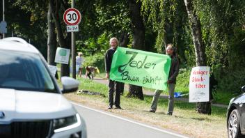 An den vergangenen Freitagen protestierte die Bürgerinitiative „Jeder Baum zählt“ an der Exe gegen die geplanten Baumfällungen.
