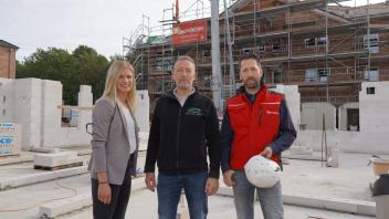 Gehen von einem Bezug der Wohnungen hinter dem Gutshof in Haselünne ab Frühjahr 2024 aus: (v.l.) Maike Koers (Immobilien Tiehen Meppen), Heinz-Josef Wösten und Frank Wösten.