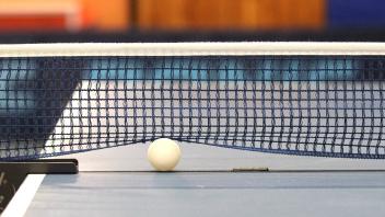 Themenbild - Tischtennis, Tischtennissport, Hallensport Tischtennis, Aufschlag, Aufgabe im Tischtennis, Auf der Tischten