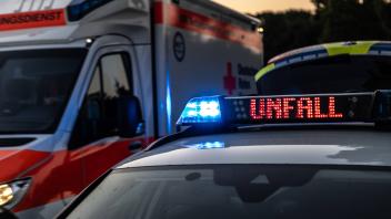 Melle, Deutschland 09. Juni 2023: Ein Einsatzfahrzeug, Streifenwagen, der Polizei steht mit Blaulicht und dem Schriftzug
