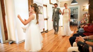 Ein Trend geht zu ganz viel Glitzer bei den Brautkleidern, sagt Gesa Friel, Leiterin des Hochzeitshof Glaisin.