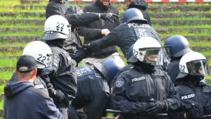 Bei einer Übung auf der Waldbühne in Gadebusch lösten Beamte der Bundespolizeiabteilung Ratzeburg und der Hamburger Landesbereitschaftspolizei ein vermeintliches Rechtsrock-Konzert auf. 