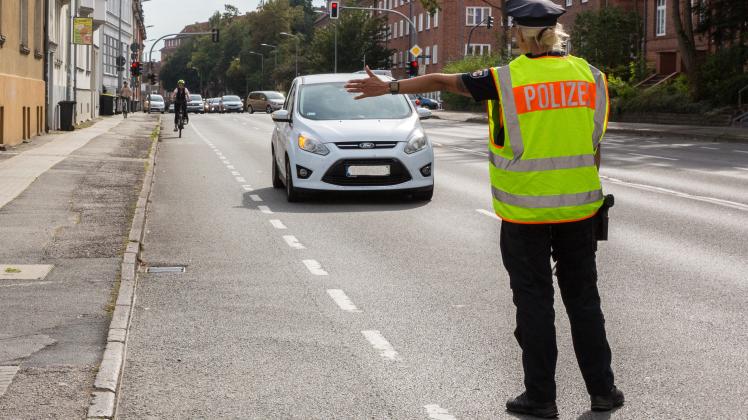 Schwerin: Zeuge stoppt Autofahrerin mit 2,75 Promille - Polizei bedankt sich