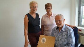 Kreispräsident Helmuth Ahrens mit seinen Stellvertreterinnen Sabine Schaefer-Maniezki (links) und Elke Schreiber (Mitte).