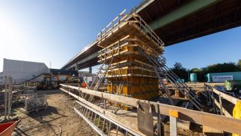 In Borgstedt nimmt bereits das untere Stück des nordöstlichsten Pfeilers der künftigen Hochbrücke Form an. 