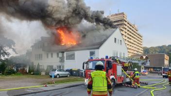 Großeinsatz für die Feuerwehren aus Malente und Eutin: Als sie eintrafen, schlugen die Flammen schon aus dem Fenster.