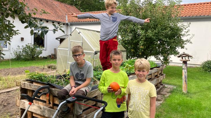 Jakob, Moritz (stehend), Jonas, Lisbeth haben Spaß an Gartenarbeit in der Garten-AG der Grundschule Widukindland.