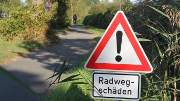 Die Radwege in der Samtgemeinde Lengerich sind an vielen Stellen sanierungsbedürftig. In der Gemeinde Langen weisen darauf an der Lengericher Straße im Zuge der L60 auch Schilder darauf hin. 