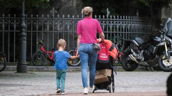 Düsseldorf 21.09.2023 Familie Mutter Kinder Alterspyramide Rentenloch Nachwuchs Generationenkonflikt Kindergeld Rentensy