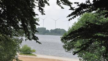 Windräder gehören bereits jetzt zum Umfeld des Einfelder Sees. Weitere fünf Anlagen befinden sich in der Planung.
