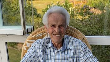 Dr. Hermann Brandt auf seiner Terrasse