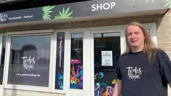 Der Inhaber Sascha Weyer vor seinem Patchoulishop „Teufelsküche“