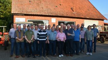 Gruppenbild mit Damen - die Männer dominierten beim Ehemaligentreffen von Landmaschinen Werner Küthe.
