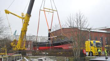 Am 21. Februar 2023 wurde der historische Dampfer „Dortmund IX“ von der Meyer Werft in Richtung Hauptkanal bei der Alten Werft manövriert (Foto) und einen Tag später ins Wasser gehievt.