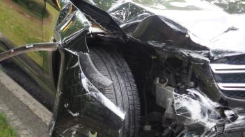 Der Wagen des geltenden Unfallverursachers wurde an der rechten Frontseite beschädigt. Er musste abgeschleppt werden.