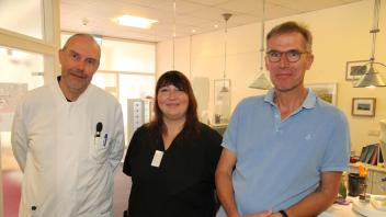 Dr. Karheinz Luxner (links) und Anne Godenschwege stoßen zum Team von Ralf Ting dazu.