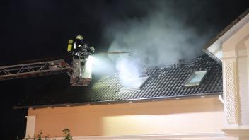 Um auch Glutnester ersticken zu können, wurde das Dach geöffnet. Dafür entfernte die Feuerwehr mehrere Pfannen.