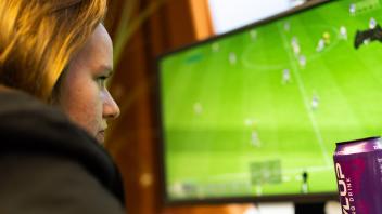 Lena Weiboldt. In der E-Sports-Factory spielen acht Frauen um einen Platz im E-Sports-Team des VfL Osnabrück. Im Videospiel Fifa 23 treten sie gegeneinander an. Die besten drei bilden schließlich das VfL-Team. 23.09.2023. Foto: Michael Gründel