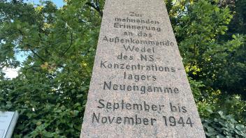 Das Mahnmal an der B431 erinnert daran, dass das KZ-Neuengamme während des Zweiten Weltkriegs in Wedel eine Außenstelle unterhielt.
