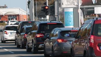 Die Fußgängerampel an der Ecke Siemens-/Otto-Hahn-Straße soll Auslöser von Staus sein. Das wird jetzt untersucht.