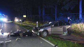 Der Fahrer dieses Mercedes wurde nach einer Flucht mit hoher Geschwindigkeit leicht verletzt. Sein Beifahrer erlitt tödliche Verletzungen.