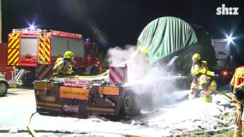 Schwertransporter geht auf der A23 in Flammen auf