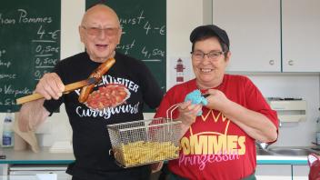 Klaus, der „Projektleiter Currywurst“, und Elke, die „Pommesprinzessin“, bieten an Nicola’s Imbiss die Klassiker unter den Imbissen an: Bratwurst und Pommes, jeweils ab 4 Euro.