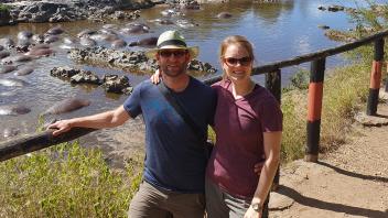 Anne Weckbacher und Christoph Papst vor Flusspferd-Kulisse.