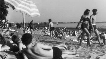 Das Bild von 1950 zeigt, wie beliebt das Wedeler Strandbad damals war.